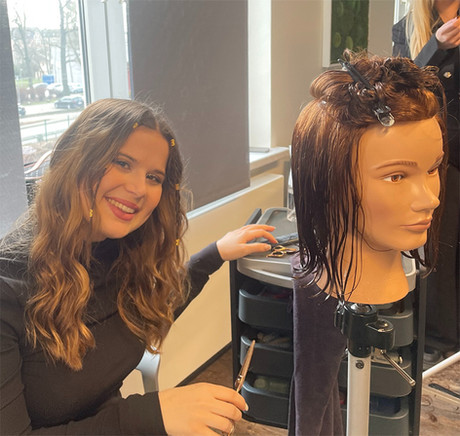 Friseurausbildung Azubis beim Haareschneiden