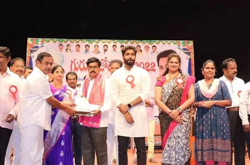 Teachers shape your lives, Collector tells students