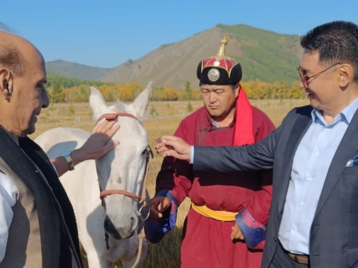 Mongolian Prez gifts horse to Indian Defense Minister