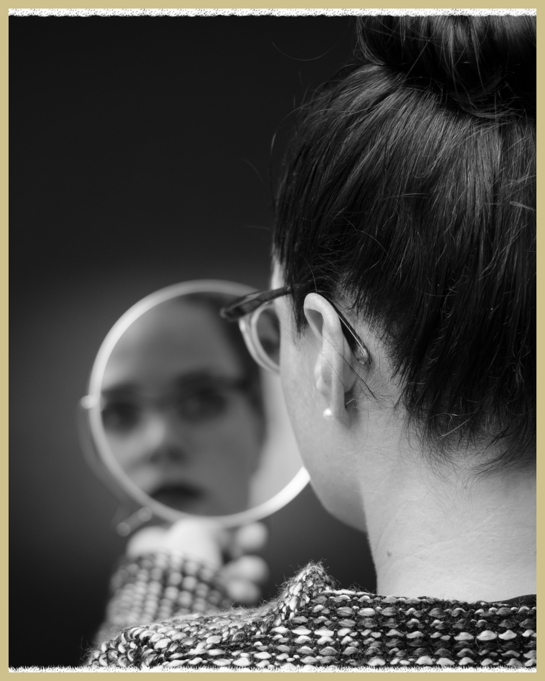 Femme face à son reflet, illustrant un MP3 sophrologie et hypnose- retrouver une image positive – Carine Poivre Sète