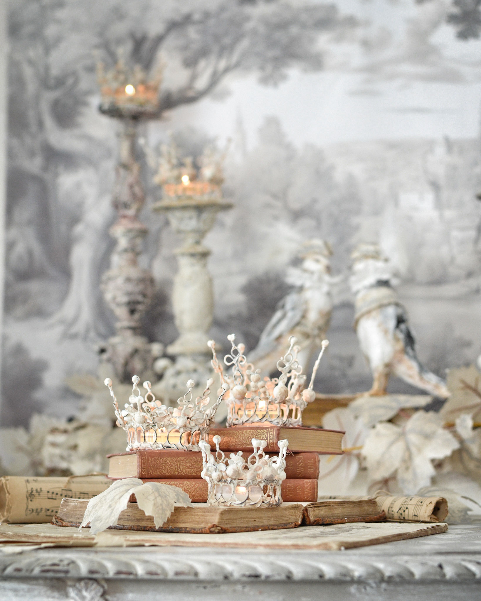 THE LITTLE COURT — SET OF THREE DECORATIVE CROWNS (B)