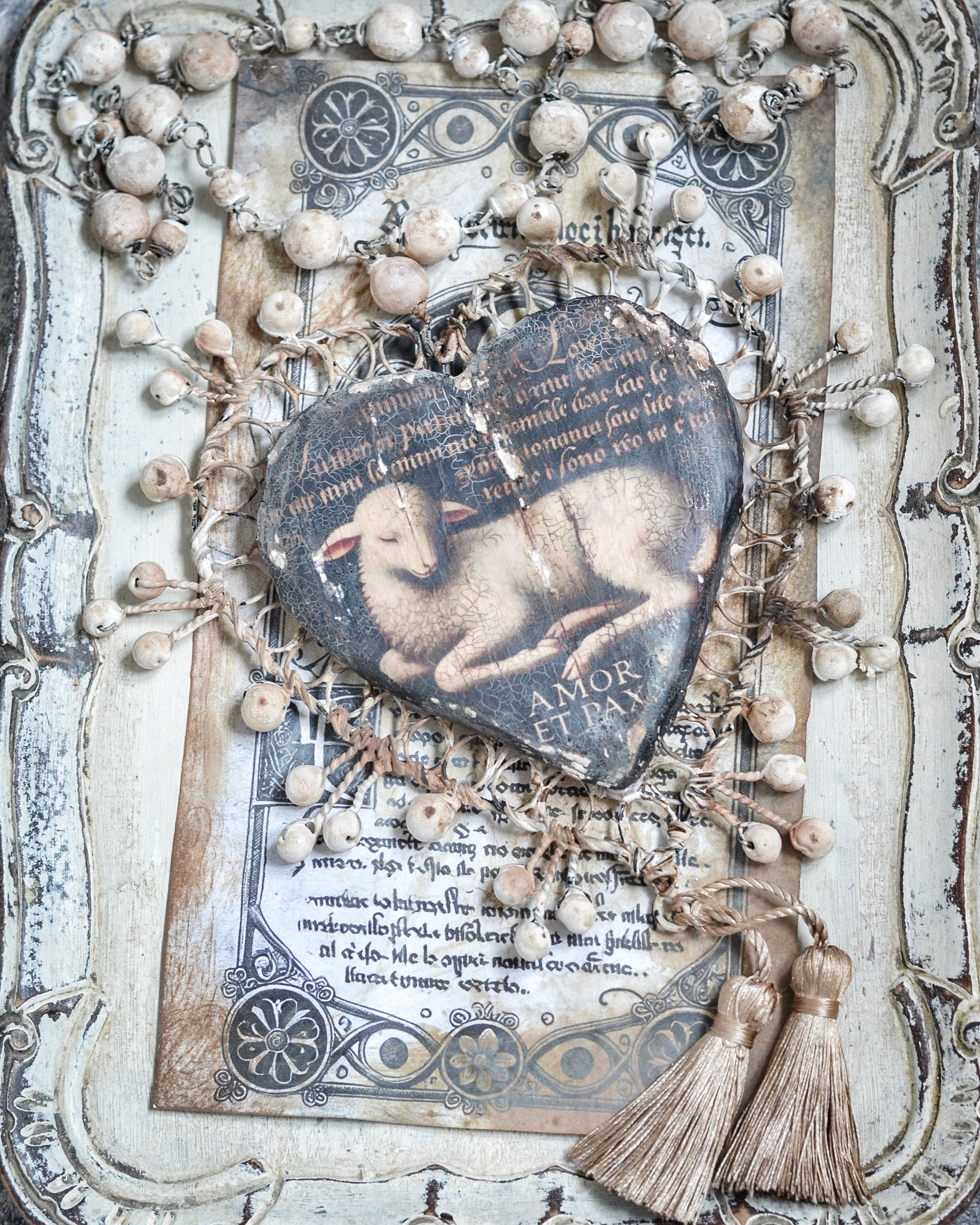 "Amor et Pax" – Vintage Heart Ornament