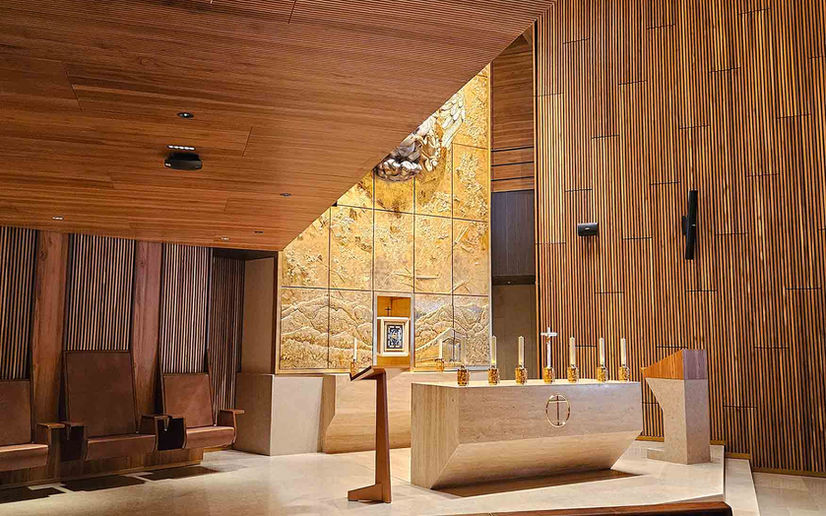 Sabana University Oratoryに導入された、NEKO LIGHTINGのスマートタイプ・ダウンライトFUSION。空間の美しさを引き立てるミニマルな照明ソリューション事例。