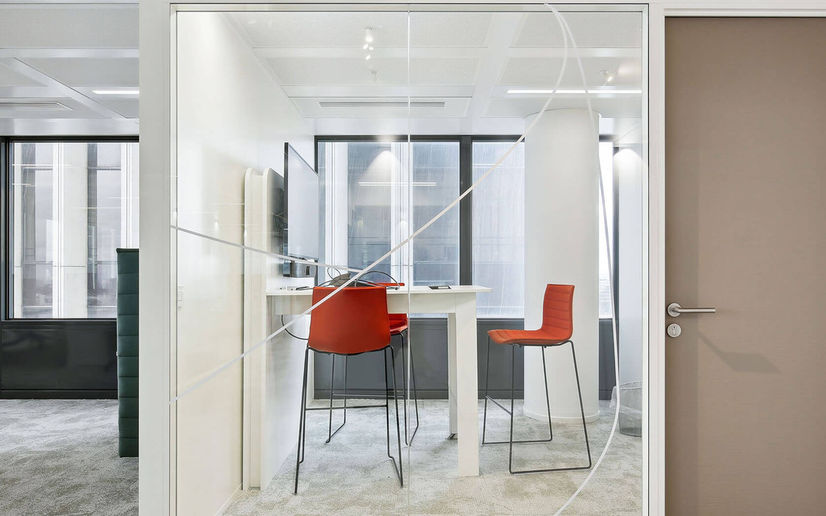 フランス・パリのオフィス「Albioma」のミーティングスペース。NEKO LIGHTINGのダウン・スポットライト「KENZO」で、集中とリラックスを両立する機能的な照明プランを実現。