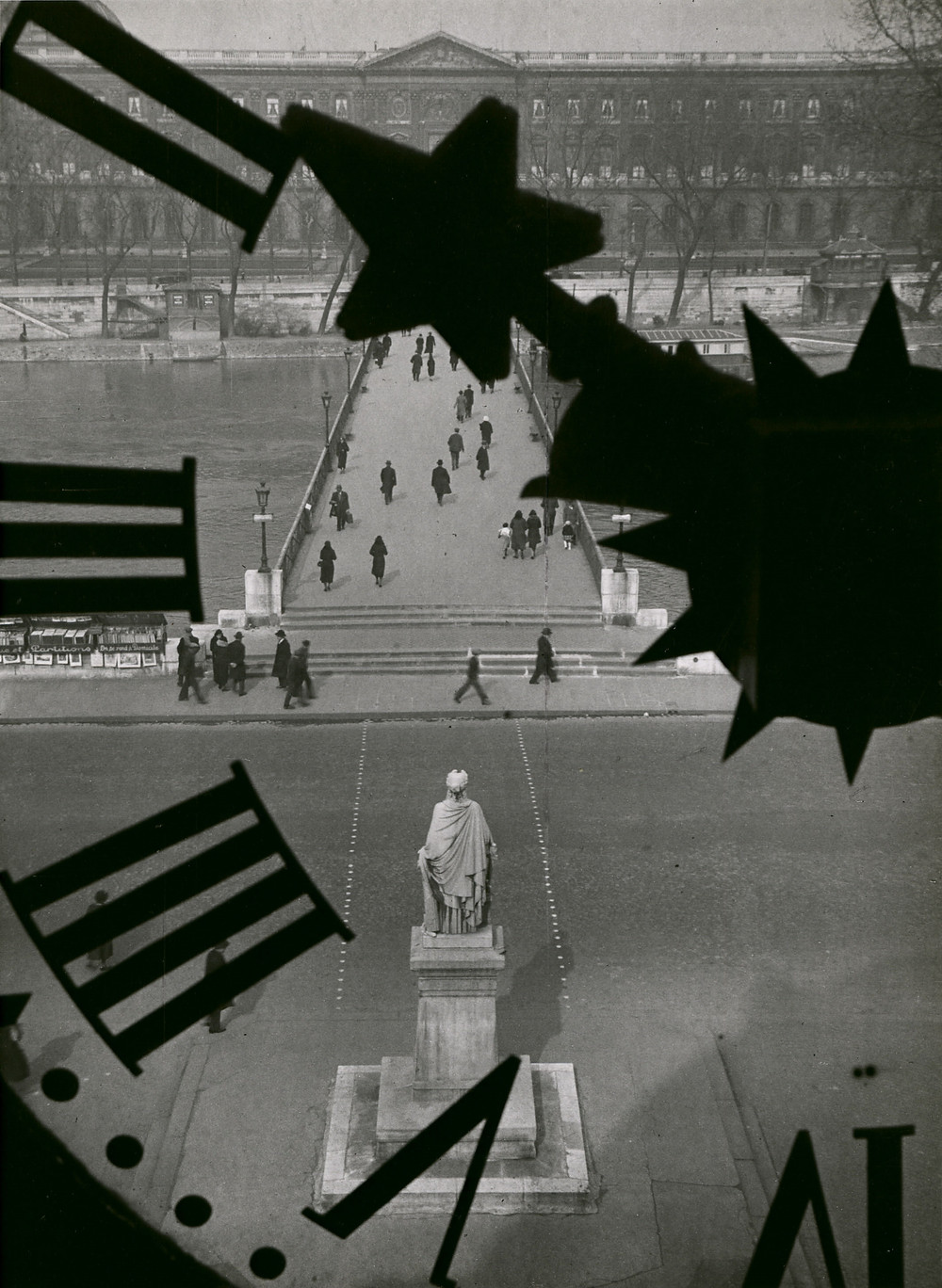 André Kertész: A Pont des Arts az Institute de France óratornyából, Párizs, 1931. (Pontatlan fordítás: az épülenek nincsen tornya. A szerk.)