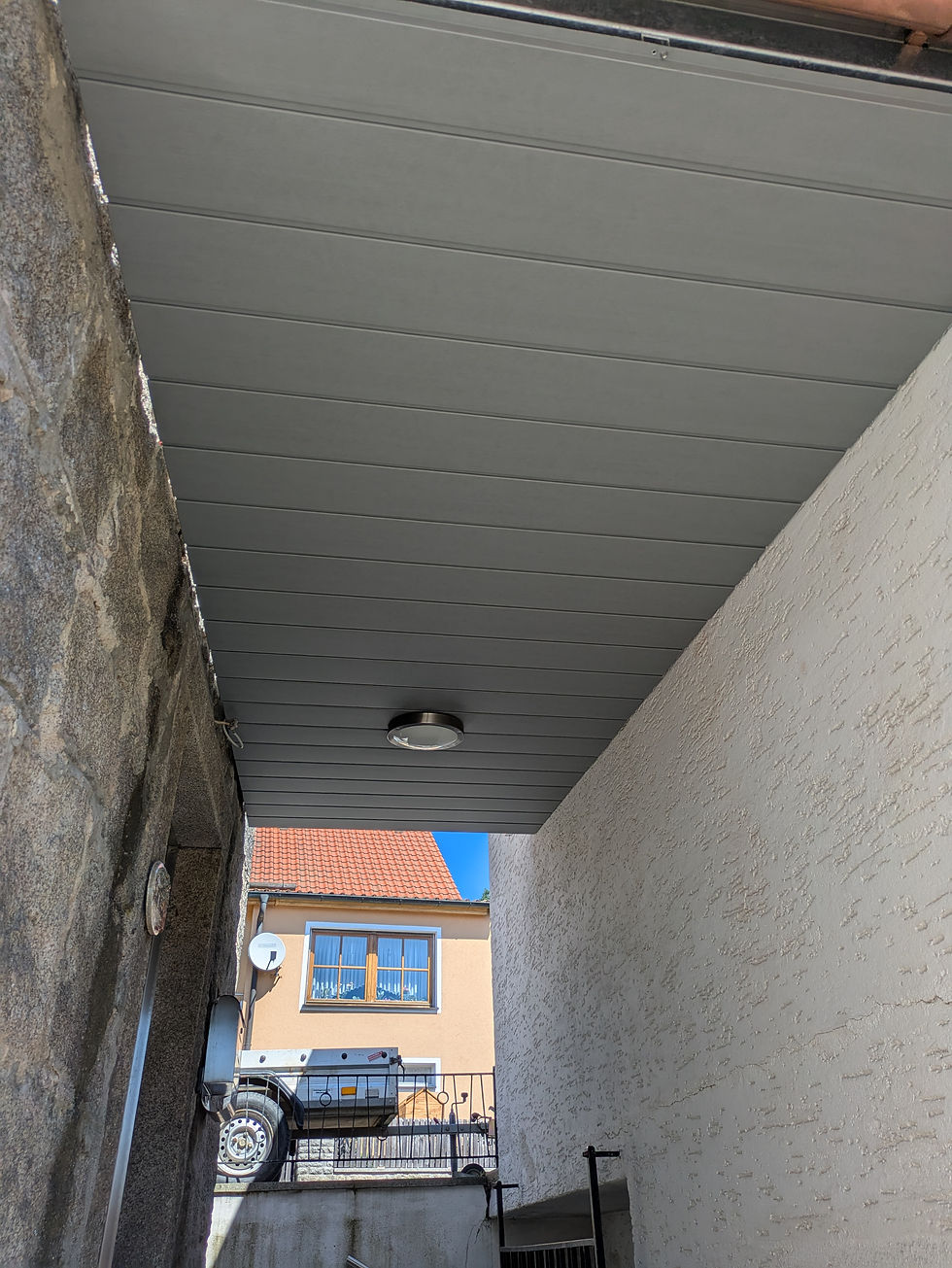 Maßgenaue Haustürüberdachung mit Metallrahmen