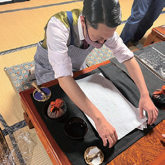 ①Apply ink on the stamp and carefully place it on the cloth.