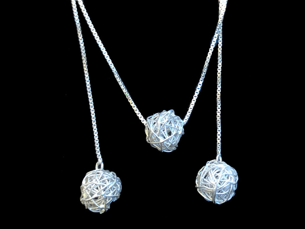 Set zilveren threader oorbellen en ketting met draadbolletje