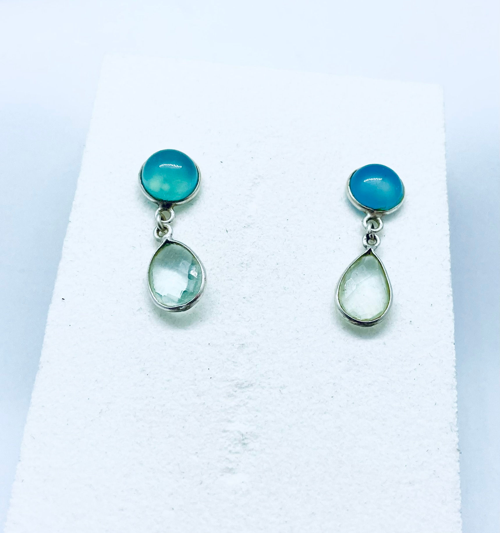 Zilveren Double Gem Stekeroorbellen met chalcedoon en aquamarijn