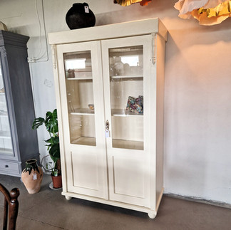 Hvitt gammelt skap
