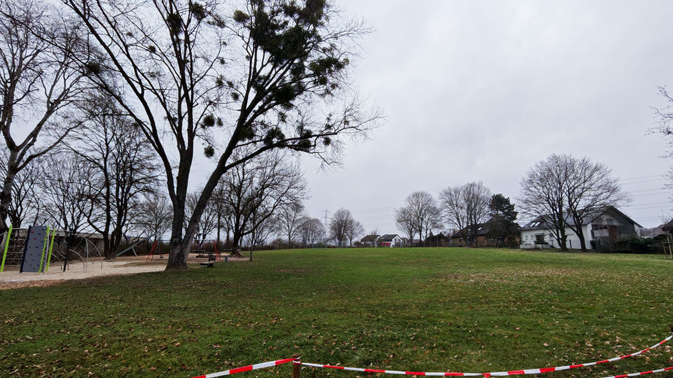 Die große Wiese hinter der Versöhnungskirche auf der im Sommer die Zelte des Ferienlagers stehen.