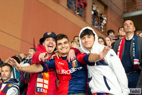 ragazzi genoani allo stadio il 19 maggio per la risalita del genoa in serie a