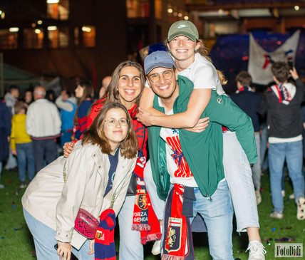 ragazzi genoani allo stadio il 19 maggio per la risalita del genoa in serie a