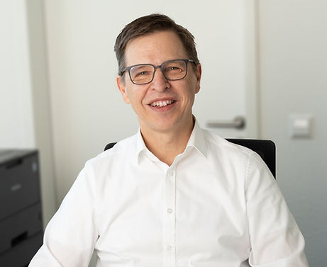 Hände sitzend Hintergrund unscharfDSC00179 (002).jpg