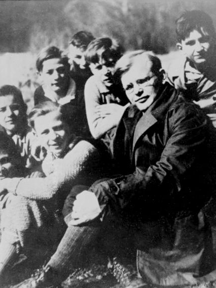 Bundesarchiv_Bild_183-R0211-316,_Dietrich_Bonhoeffer_mit_Schülern.jpg