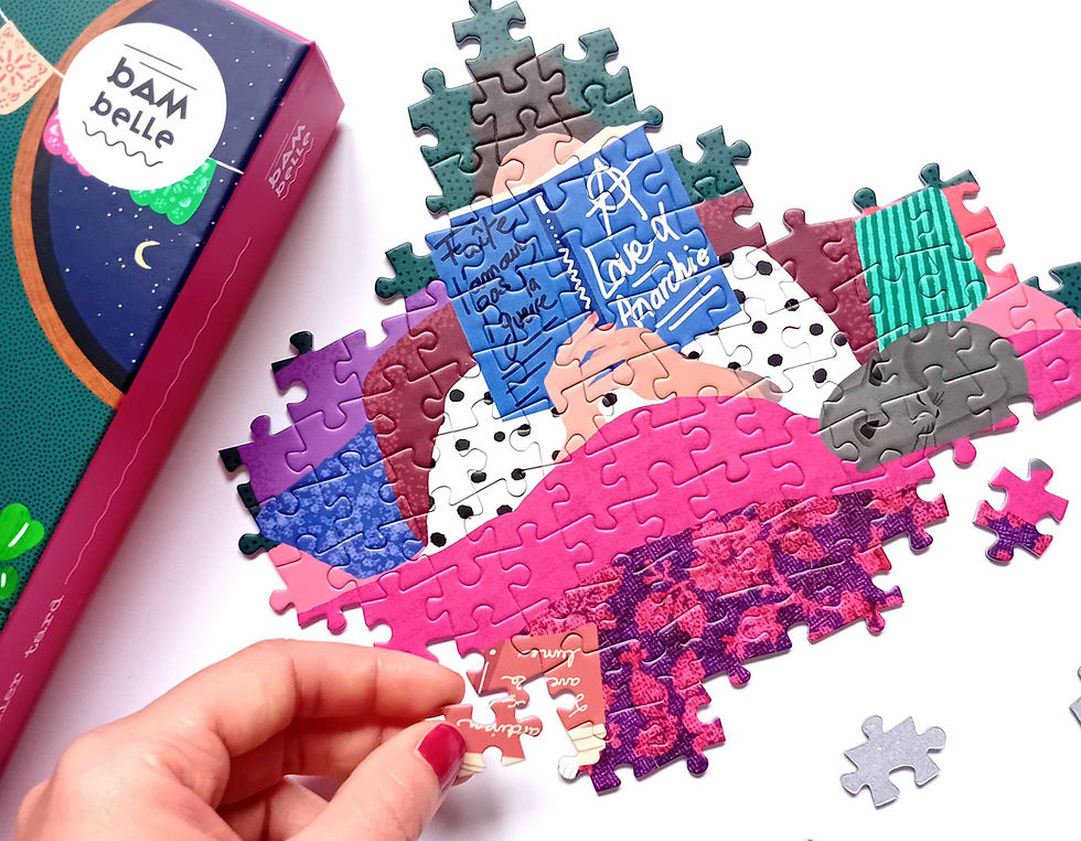 Puzzle coloré avec main ajoutant une pièce. Thème livres et motifs variés.