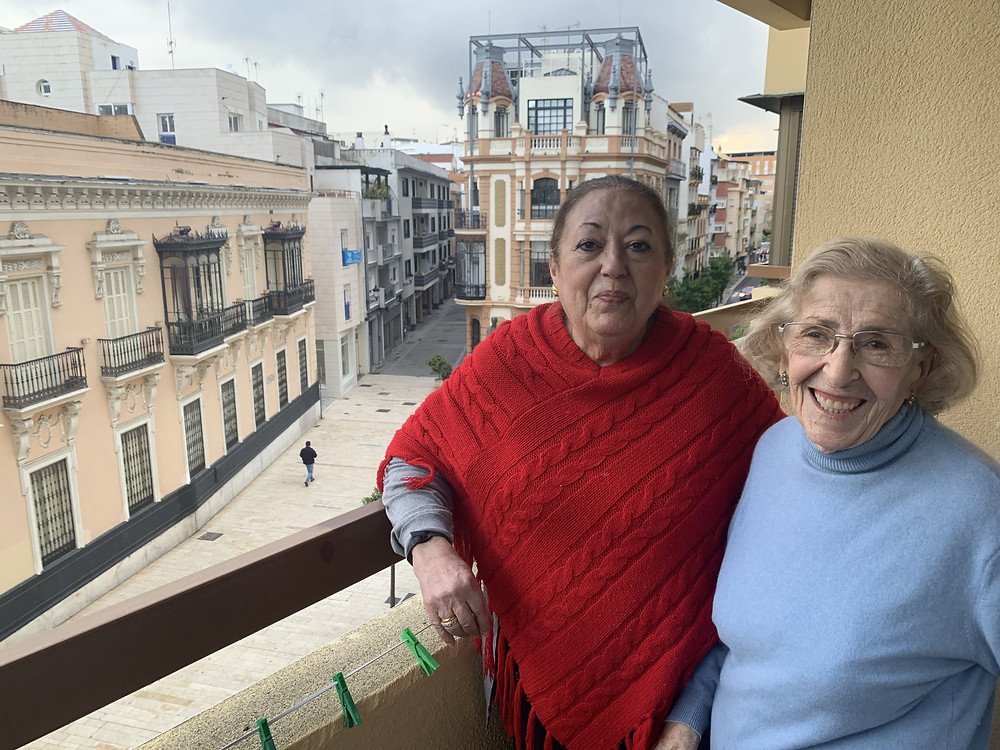 Mi abuela - a la derecha- y su amiga Isabel.