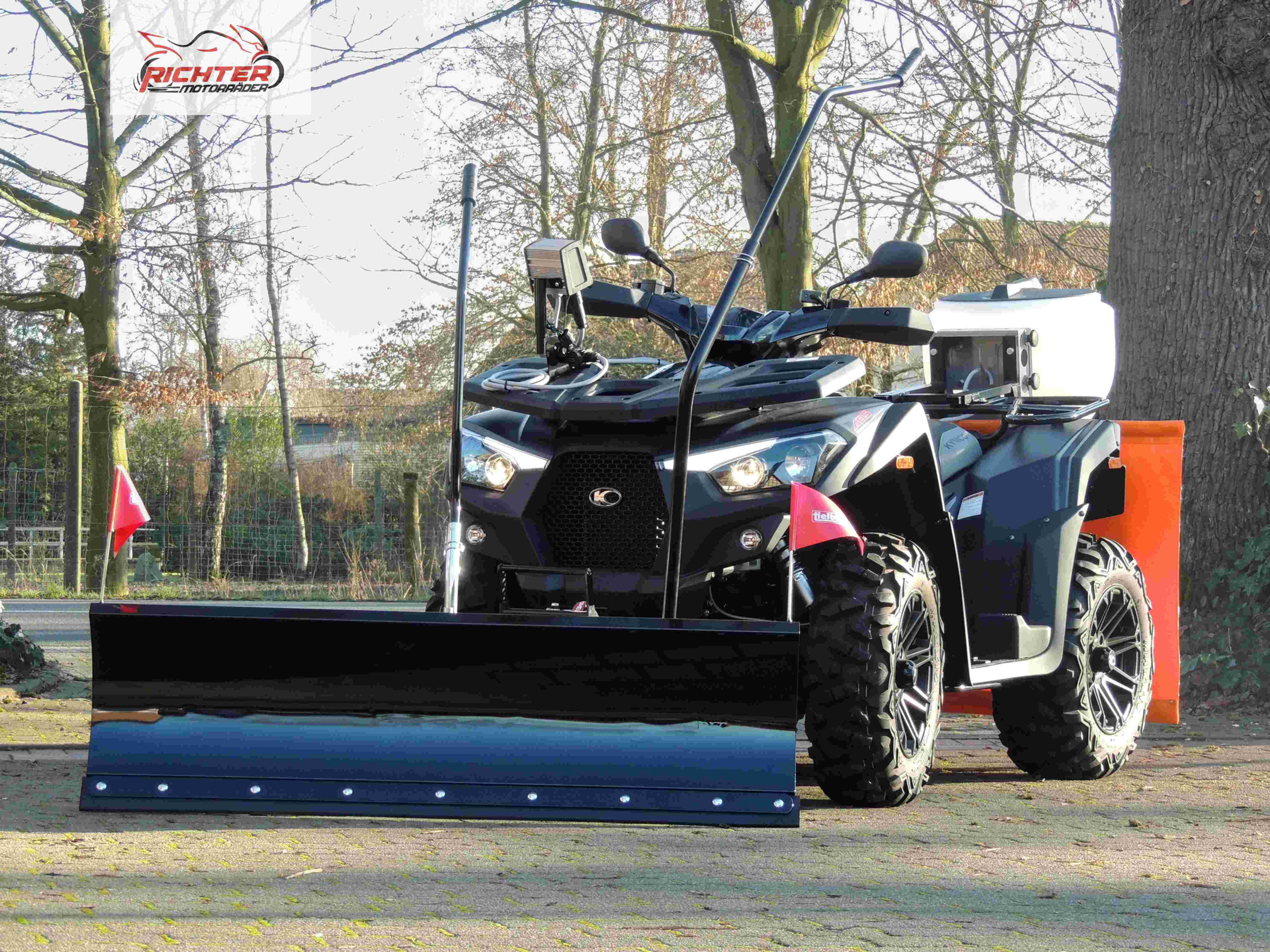 Kymco MXU 700 - Winterdienst-Quad mit Schneeschild und Salzstreuer