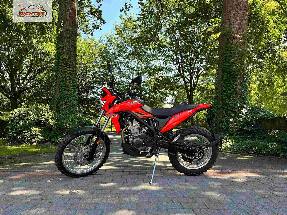 Miniaturbild: Seitenansicht der Beta Alp 4.0 Enduro, die ihre schlanke und kompakte Bauweise zeigt.