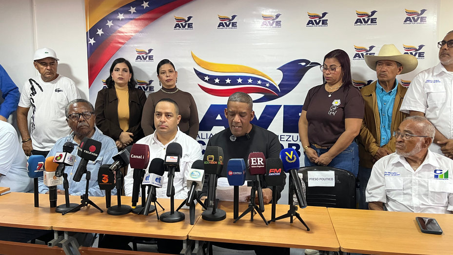 Dirigentes políticos, gremiales y representantes de la sociedad civil durante la instalación de la Alianza por Venezuela (AVE) en Carabobo, donde anunciaron sus principales demandas por elecciones presidenciales, libertad de presos políticos y transición democrática.