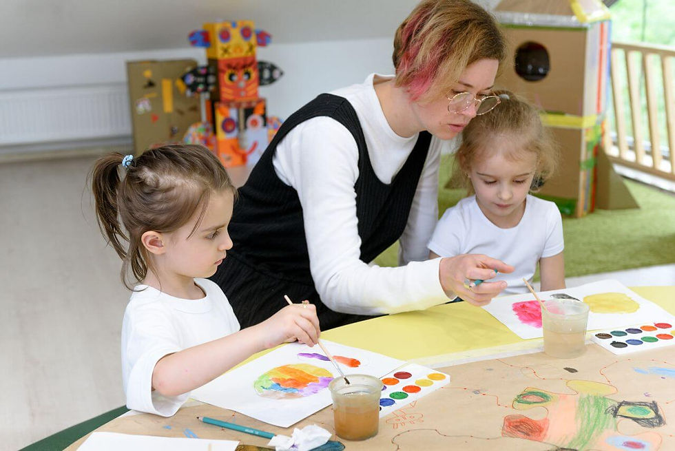 Enfants qui explorent leur style d’apprentissage à travers une activité créative
