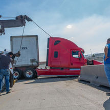 TRÁILER PIERDE EL CONTROL EN LA VÍA RÁPIDA DE TIJUANA