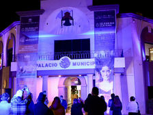 ILUMINAN DE AZUL EL PALACIO MUNICIPAL PARA PROMOVER LA SALUD EMOCIONAL MASCULINA