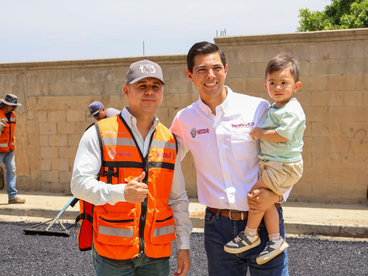 ALCALDE ROMĆN COTA SUPERVISA TRABAJOS DE BACHEO EN LA COLONIA LOMITAS DEL CUCHUMĆ