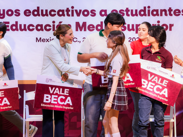 ENTREGA GOBERNADORA MARINA DEL PILAR PRIMERAS BECAS PARA ESTUDIANTES DE PREPARATORIA EN MEXICALI