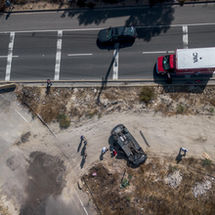 MUJER ILESA TRAS VOLCADURA EN FUNDADORES