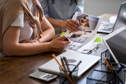 vista-lateral-de-mujeres-trabajando-juntas.jpg