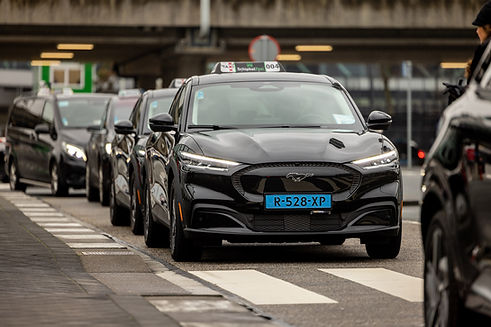 06_SchipholTaxi-zet-60-Ford-Mustang-Mach-Es-in-voor-emissievrij-personenvervoer.jpg