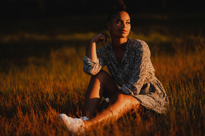 Frauenportrait in der Natur im Sonnenuntergang von Ines Nienhaus Portraitfotografin