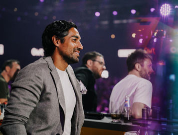 Nic Shanker Barkeeper auf der OMR in Hamburg von Ines Nienhaus Fotografie