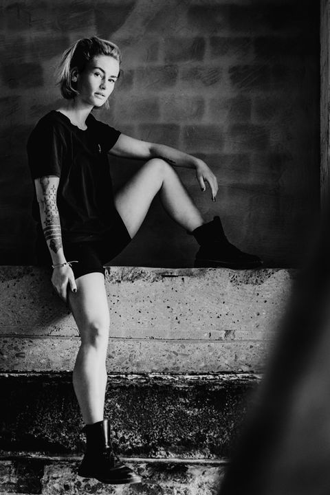 Aussdrucksstarkes Frauenportrait in schwarz-weiß von Ines Nienhaus Portraitfotografin