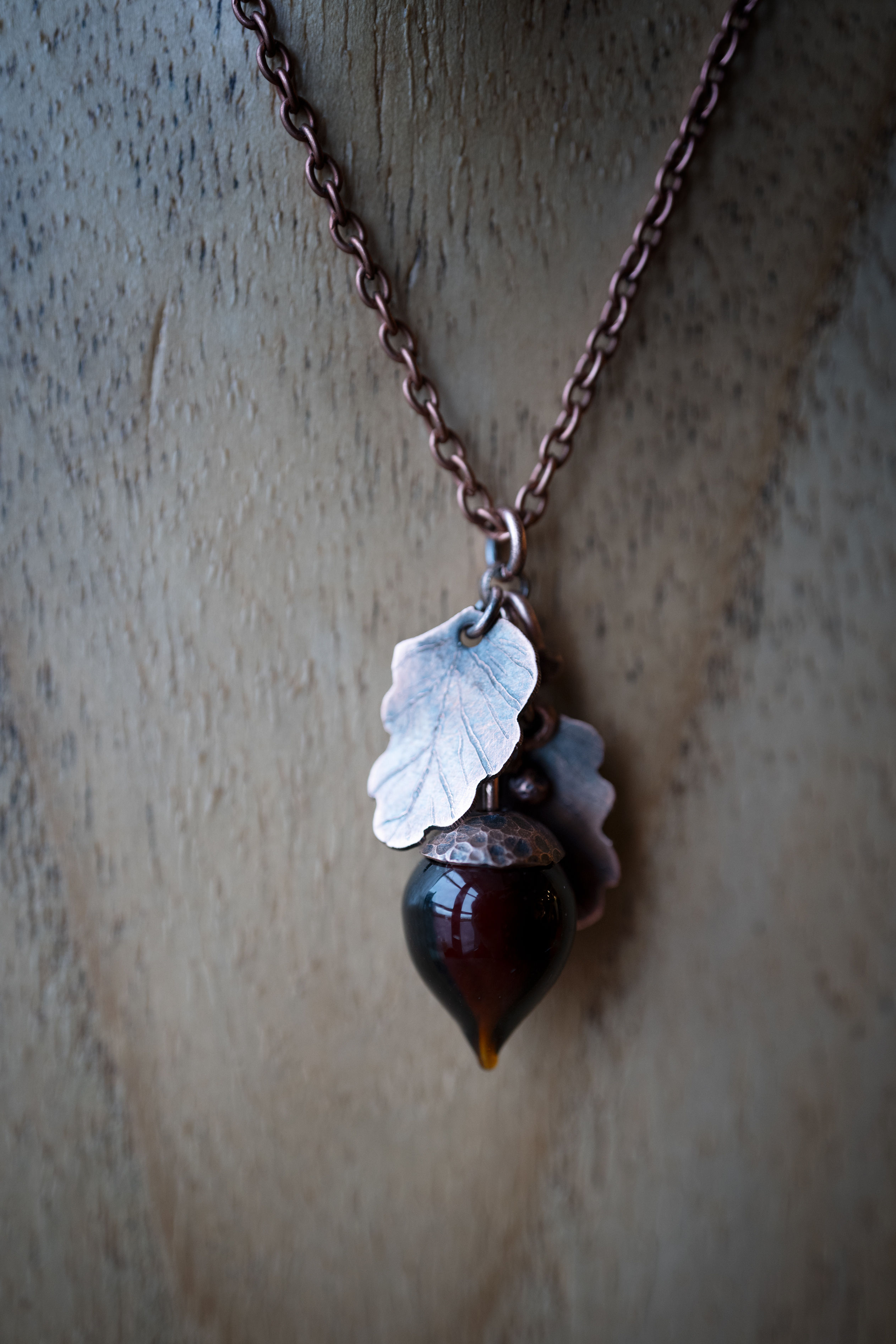 pendentif feuilles de chêne gland ambre foncé • chaîne incluse