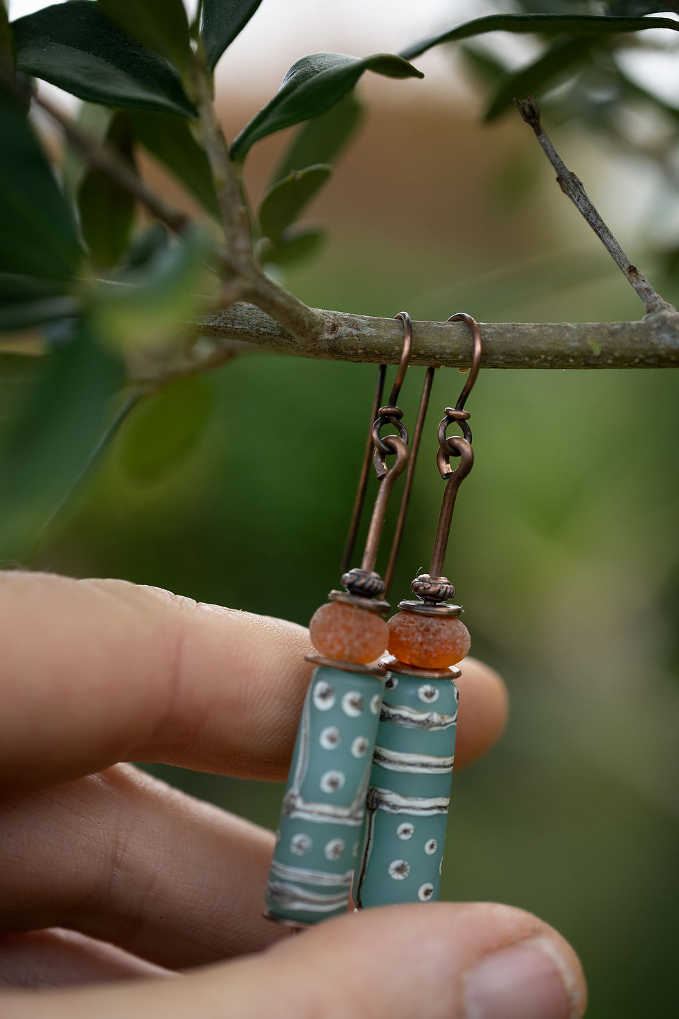 Miniature : boucles d'oreilles tribales • verre et cuivre