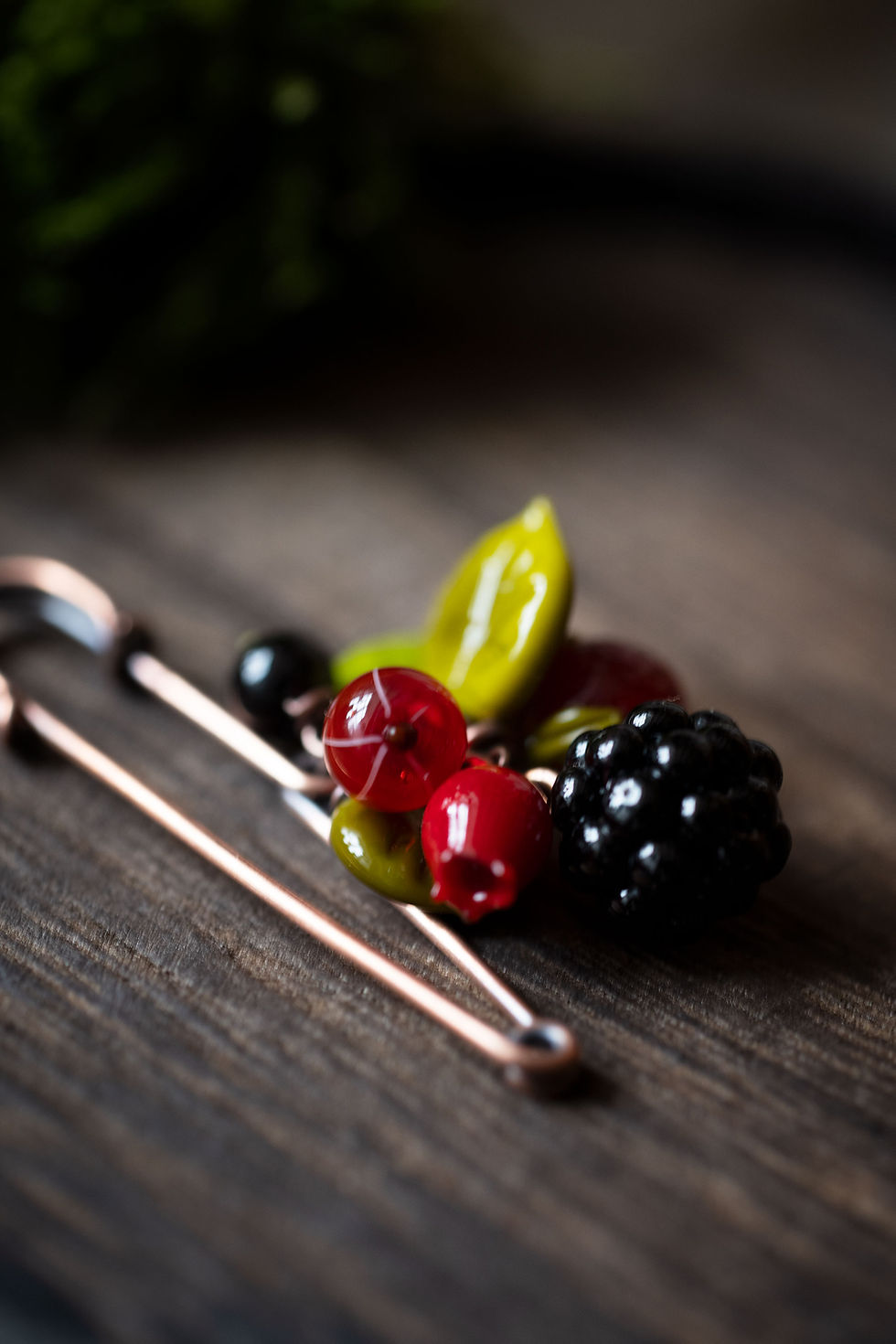 Miniature : SUR COMMANDE • broche ou collier mûre • verre et cuivre