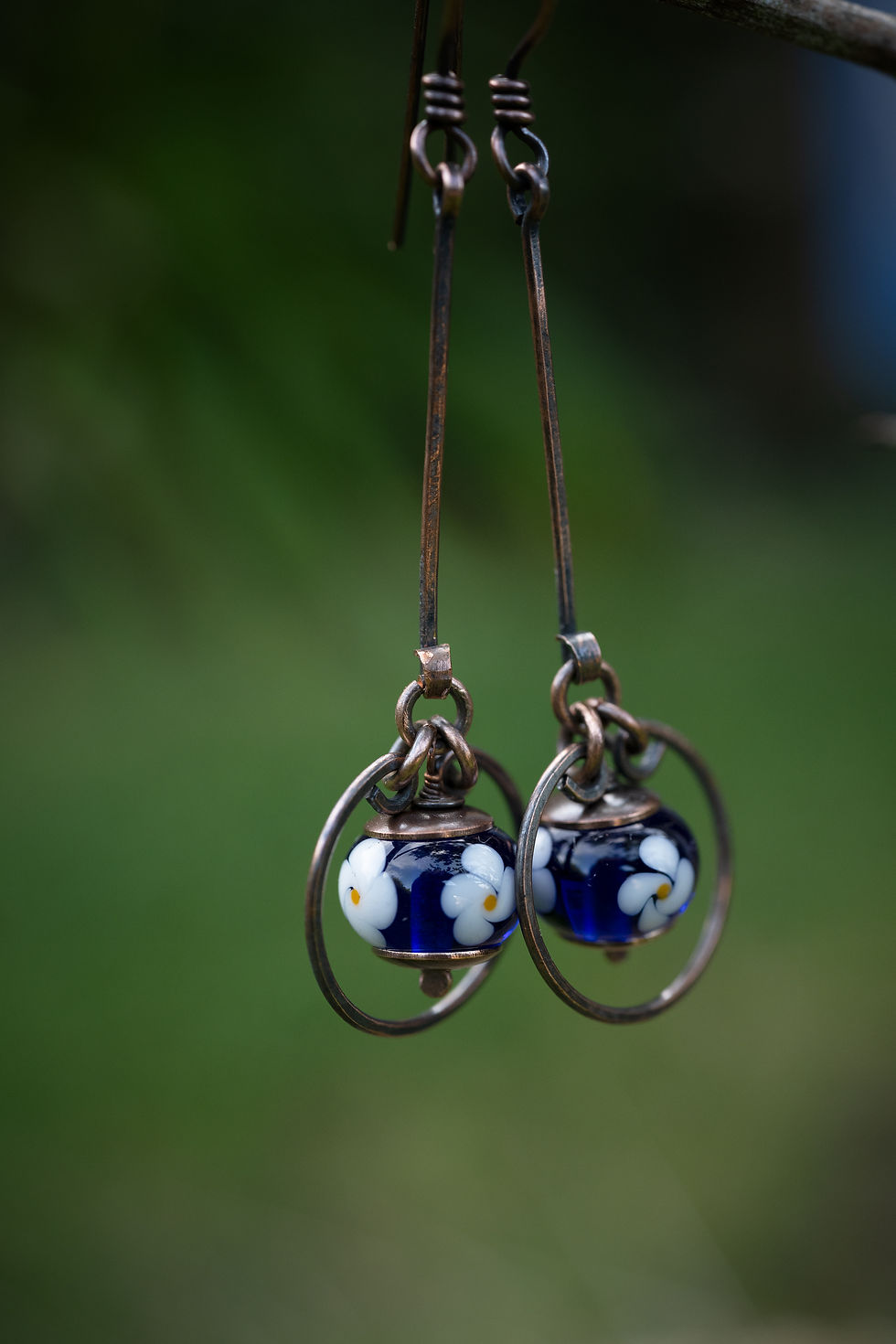 Miniature : boucles d'oreilles rustiques • verre et cuivre martelé