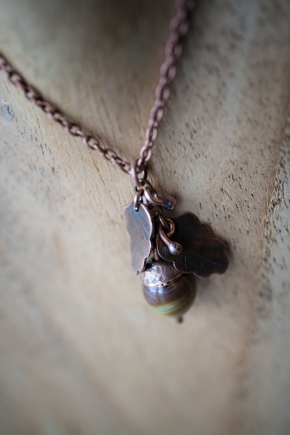 Miniature : pendentif feuilles de chêne gland marron marbré • chaîne incluse