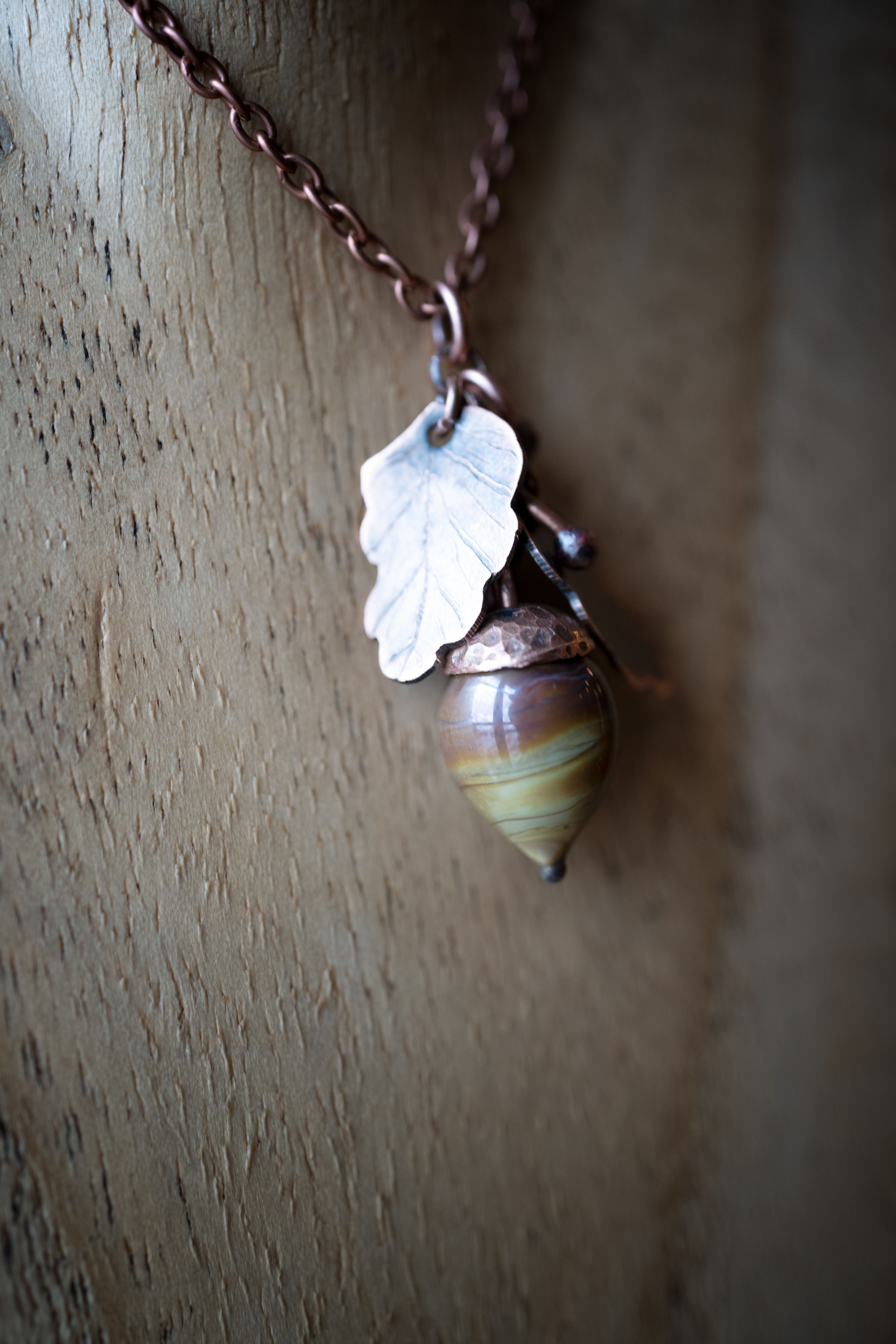 pendentif feuilles de chêne gland marron marbré • chaîne incluse