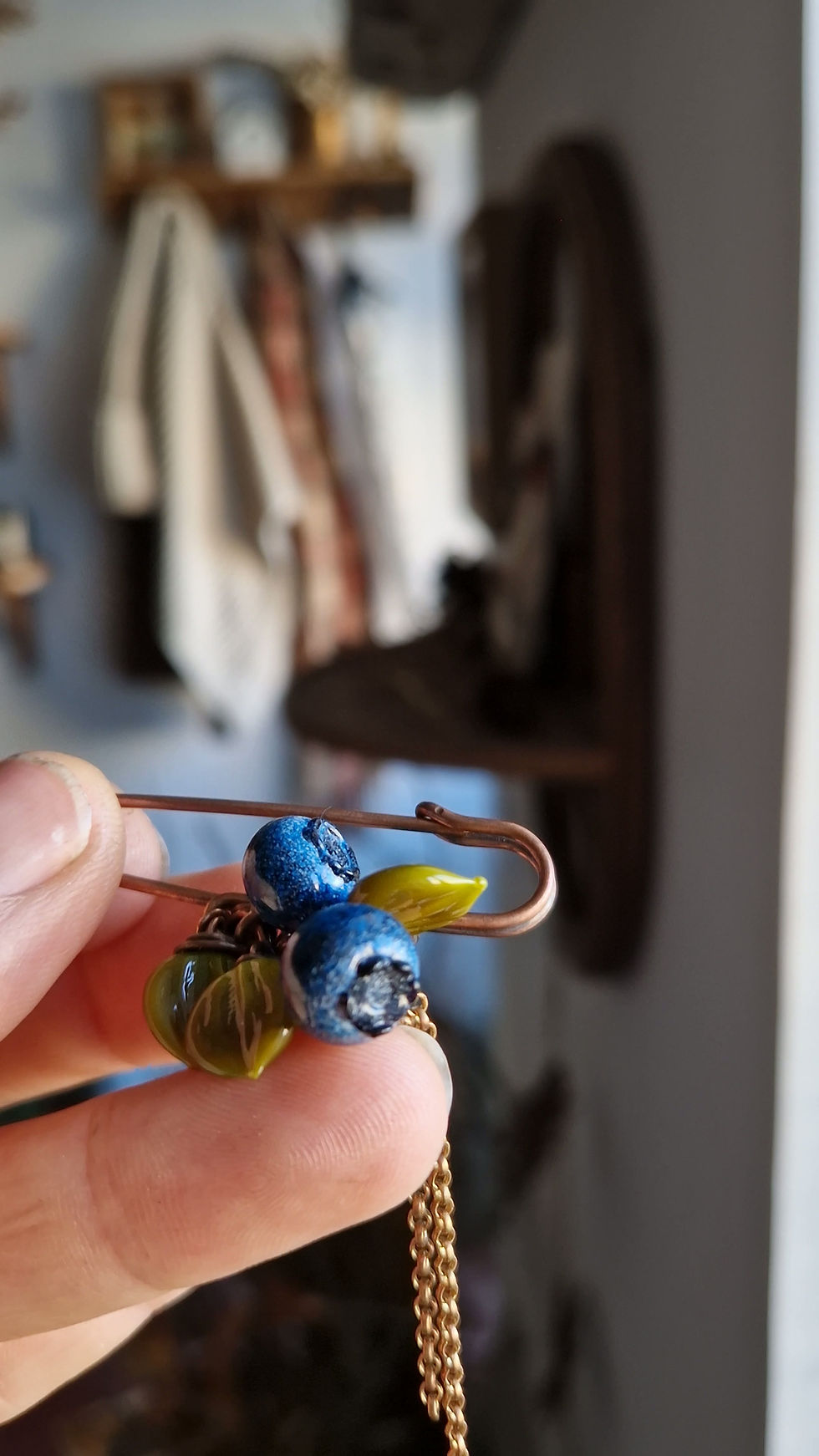 Miniature : broche ou collier myrtilles • verre et cuivre