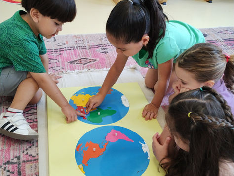 Niños ubicando a Italia en el Montessori de Acton Academy MTY