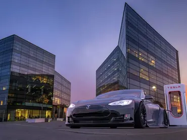Tesla y el Litio su Estrategia de Proveedores y Energía. Tesla, litio, estrategia de proveedores, suministro de litio, refinación de litio, independencia energética, vehículos eléctricos, baterías de iones de litio, Gigafactory, minería de litio, reciclaje de baterías, sostenibilidad, cadena de suministro, innovación tecnológica, Elon Musk, energía renovable, movilidad eléctrica, materias primas críticas, producción de baterías, eficiencia energética, almacenamiento de energía, transición energética, minería sostenible, materiales para baterías, tecnología de baterías, mercado de litio, alianzas estratégicas, seguridad energética, producción local, industria automotriz