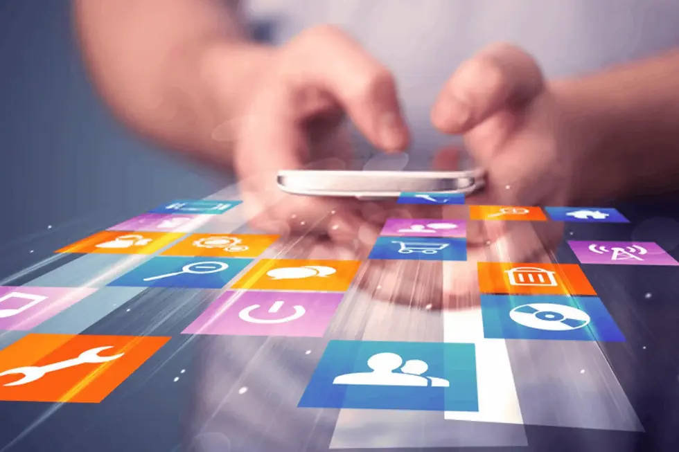 ¿Cuánto cuesta Diseñar una Aplicación Móvil? Datos y Análisis, diseño de app, costo de app, presupuesto app móvil, tarifas diseño app, desarrollo de app, diseño UI, diseño UX, app multiplataforma, diseño nativo, diseño híbrido, precio diseño app, estimación de costos, diseño de interfaz, diseño de experiencia, diseño móvil, diseño personalizado, diseño profesional, diseño freelance, diseño outsourcing, diseño in-house, diseño económico, diseño premium, diseño escalable, diseño funcional, diseño responsive, diseño adaptativo, diseño atractivo, diseño moderno, diseño innovador, diseño eficiente, persona con un teléfono en mano y varias figuras de iconos de aplicaciones móviles