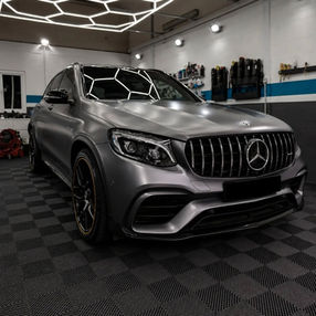Mercedes-AMG GLE gris mat vu de trois quarts avant dans le centre APRS Detailing à Anglet.