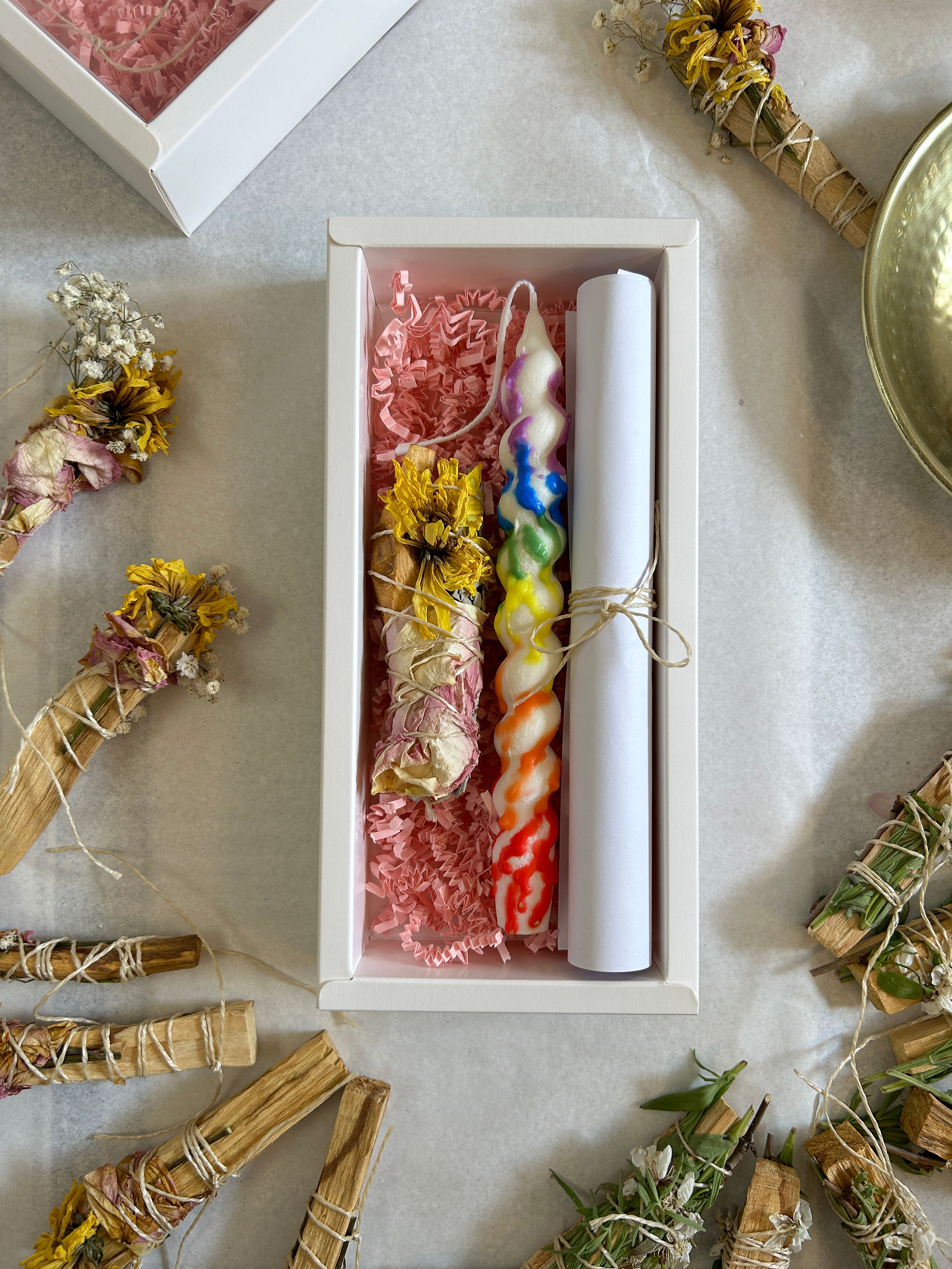 7-Chakra-Räucherset mit handverzierter Kerze, Palo Santo und Affirmationsrolle – für tiefgreifende energetische Ausbalancierung.