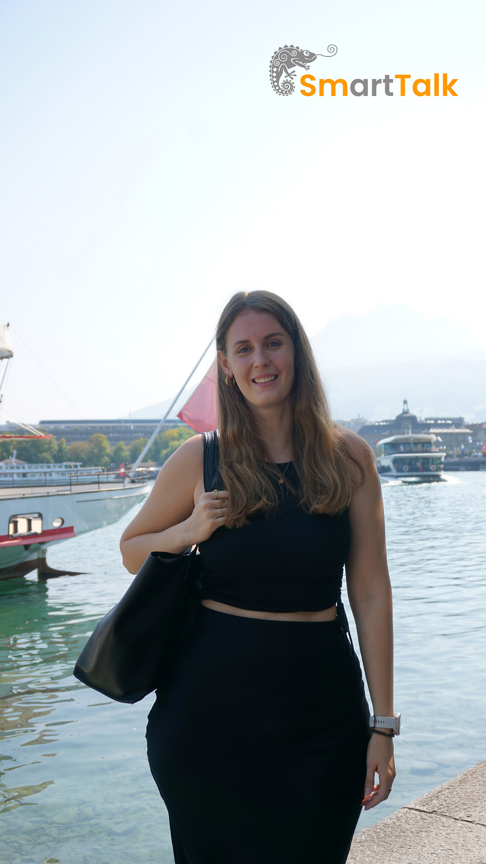 Jill S. in Luzern am Vierlwaldstättersee. Im Hintergrund ist das KKL und Schiffe zu sehen.