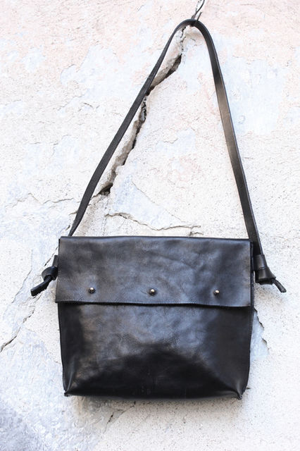 artigiana della pelle, creazioni artigianali in pelle, pelle italiana, vera pelle italiana, artigianato italiano, agende in pelle, accessorio in pelle, borsa in pelle, porsa piccola in pelle, zaino in pelle, marsupio in pelle, artigianato in pelle, pelletteria, regalo in pelle, regalo artigianale, artigianato in cuoio, arte del cuoso, pelletteria e cuoio, pochette in pelle, portamonete in pelle, regalo aziendale, per l'ufficio, porta tablet, porta pc, porta pc in pelle, zaino per l'ufficio, carpetta da ufficio in pelle, vera pelle italiana, concia naturale, pelle sostenibile, artigianato solidale, artigianato sostenibile, ecopelle, pelle ecologica, concia naturale