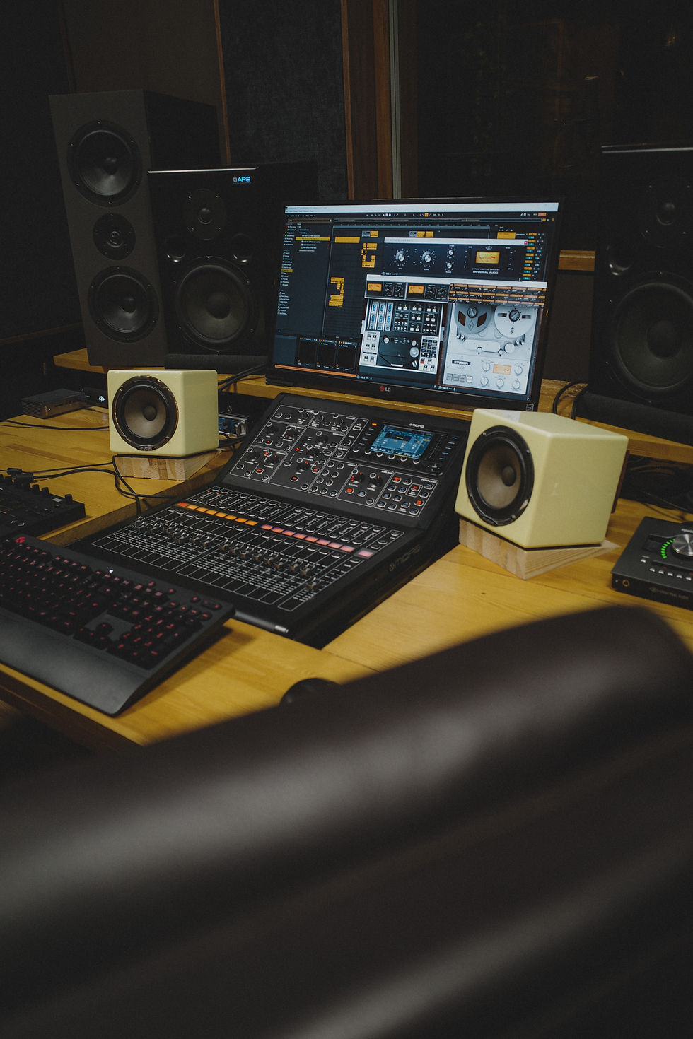Realizator w studio nagrań. Miks. Produkcja wokali.